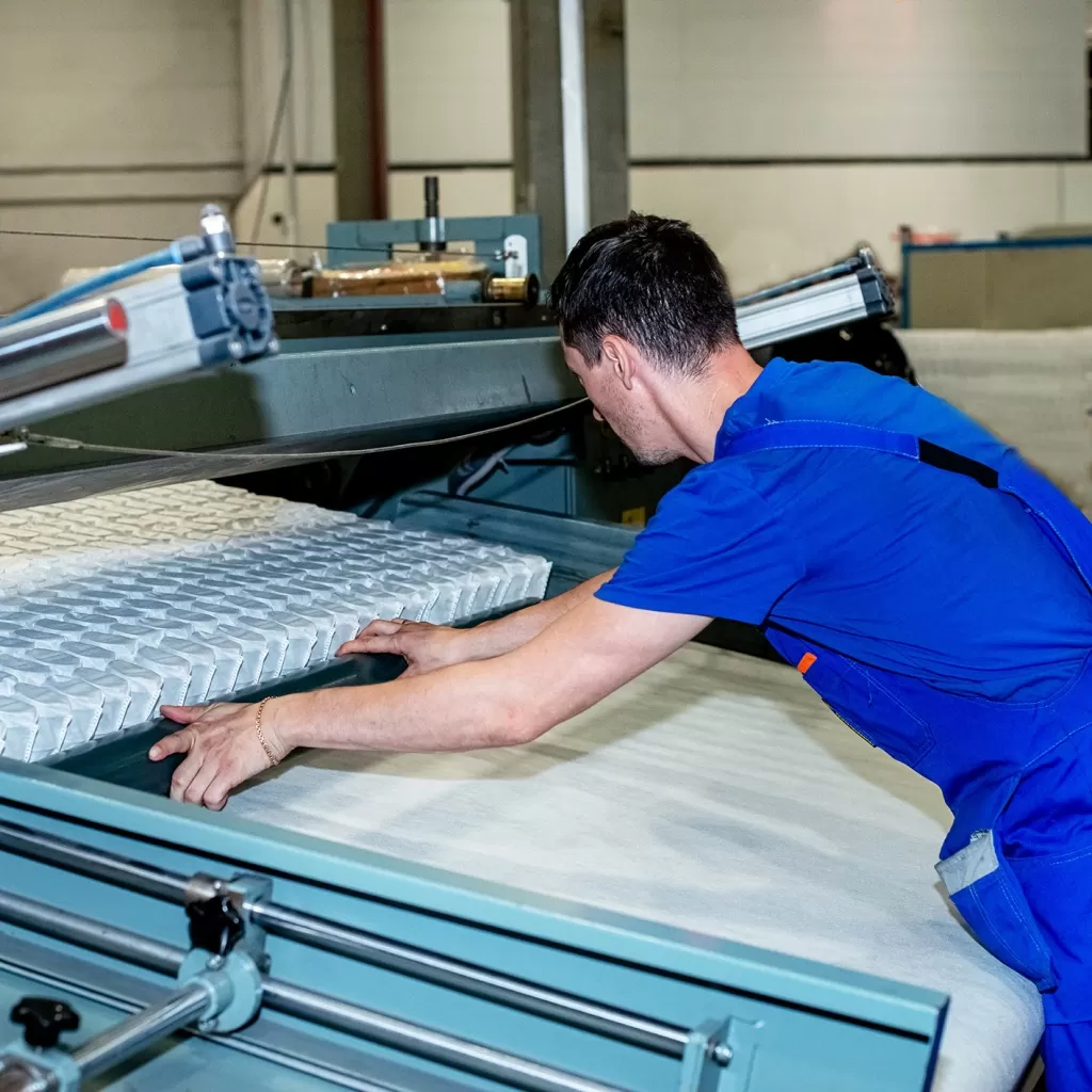 мастер на участке пружинных блоков.jpg