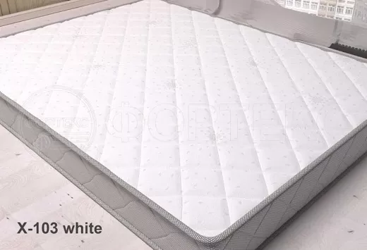 Трикотажное полотно X-103 white на матрасе